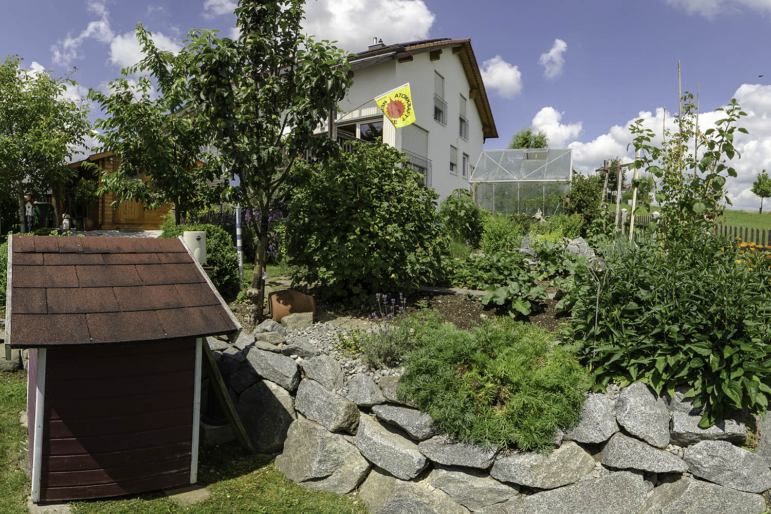 Read more about the article Im Garten – Am Pumpenhaus